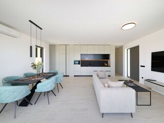 Modernes Ess- und Wohnzimmer, Küche in Villa D3