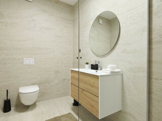 Minimalistisches Badezimmer mit Toilette in Villa