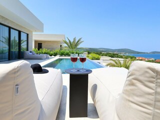 Bequeme Sonnenliegen mit Meerblick in Villa D5