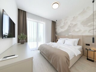 Bequemes Schlafzimmer mit TV einer Villa