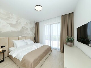 Bequemes Schlafzimmer mit TV einer Villa