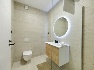 Badezimmer mit  Waschbecken und Toilette in Villa