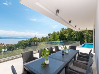 Überdachter Essbereich der Villa im Freien mit Blick