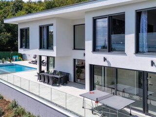 Außenbereich der Villa mit Tischtennis und Essbereich