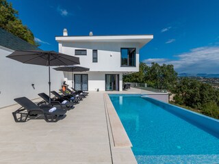 Villa Gabi mit privatem Pool und Sonnenliegen