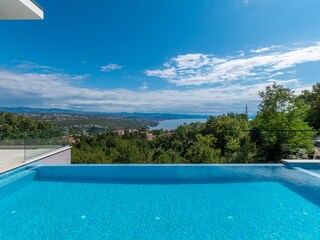 Pool mit Blick auf die Umgebung und das Meer