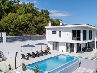 Moderne Villa mit privatem Pool und Sonnenliegen