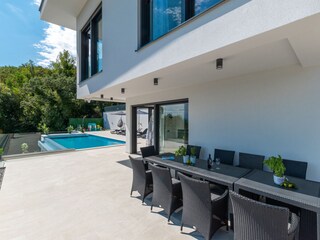 Villa mit Außenessbereich und privatem Pool