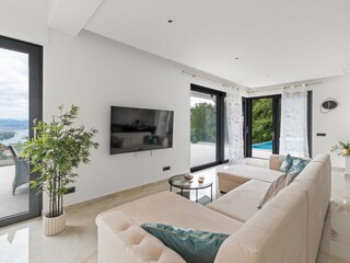 Modernes Wohnzimmer mit TV in Villa Gabi