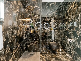 Badezimmer der Villa mit begehbarer Dusche