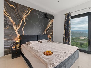 Doppelzimmer mit Balkontüren und Ausblick