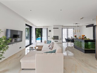 Großes Wohnzimmer mit Aquarium und TV in Villa