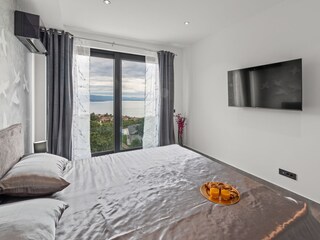 Bequemes Schlafzimmer mit Ausblick und TV in Villa