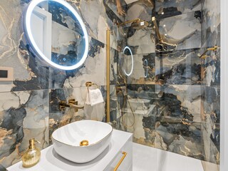 Badezimmer der Villa mit begehbarer Dusche