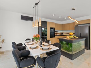 Esszimmer und Küche mit Aquarium mit Villa