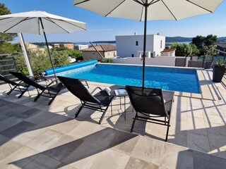 Privater Pool mit Sonnenliegen einer Villa nahe Medulin