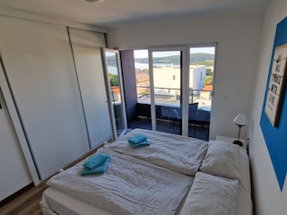Schlafzimmer mit Kleiderschrank und Meerblick in Villa