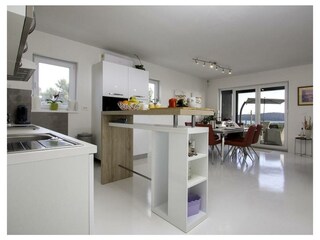 Moderne Küche und Esszimmer in Villa