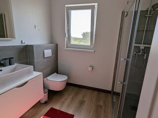 Badezimmer mit WC, Waschbecken und Dusche in Villa