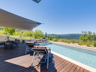 Schöner Blick auf die Berge aus dem Pool der Villa