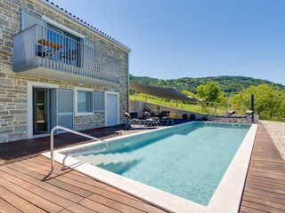 Sonnendurchfluteter privater Pool einer schönen Villa