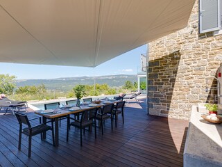 Außenessbereich und privater Pool der Villa Akazija