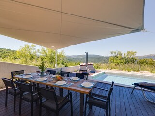 Außenessbereich und privater Pool der Villa in Buzet