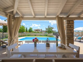 Aussenessbereich neben Pool in Villa