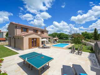 Tischtennis im Garten einer Villa