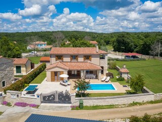 höne villa mit Garten und privatem Pool