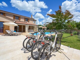 Fahrräder in der Villa mit privatem Pool