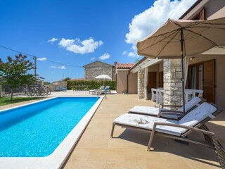 Privater Pool mit Sonnenliegen in Villa Neo