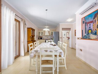 Esszimmer und Küche in einer Villa