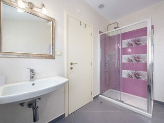 Dusche und Waschbecken in Villa Neo