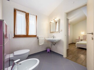 En Suite Badezimmer und Schlafzimmer in Villa Neo