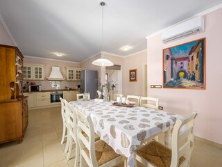 Esstisch und Küche in Villa