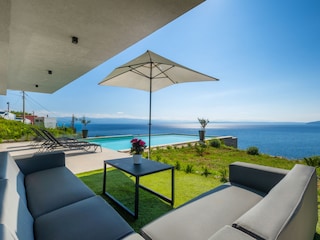 Stilvolle Pool-Lounge der Villa Sea Level nahe Opatija