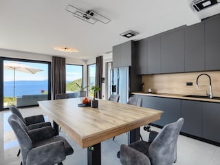 Moderne Küche und Essbereich mit Meerblick