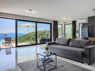 Modernes Wohnzimmer mit Panoramablick auf das Meer