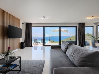Bequemes Sofa und stilvoller Wohnbereich