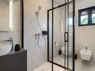 Stilvolles Badezimmer mit Dusche und eleganten Details