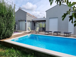 Privater Pool mit Sonnenliegen der Villa Val