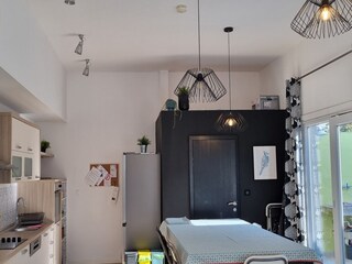 Voll ausgestattete Küche und Esstisch in der Villa