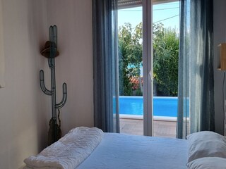 Bequemes Schlafzimmer mit Poolblick in Villa