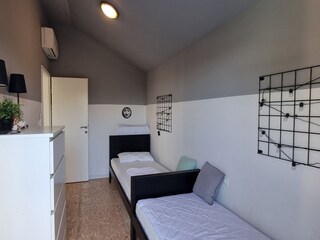 Zwei Einzelbetten im Schlafzimmer der Villa Val