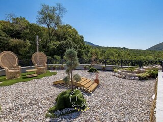 Themed garden with outdoor seating – Villa Modruna