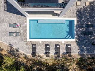 Privater Pool der Villa umgeben von Sonnenliegen