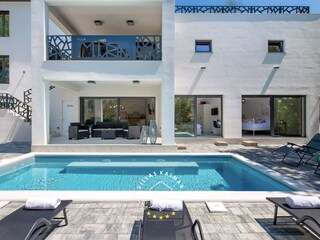 Private pool and outdoor dining area of Villa Modruna