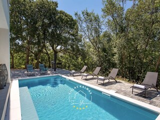 Privater Pool und Sonnenliegen der Villa