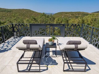 Balkon mit Sonnenliegen der Villa nahe Crikvenica